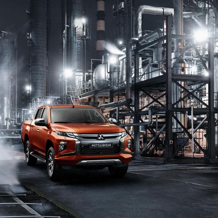 Afbeelding van de L200 Club Cab bij een olieraffinaderij