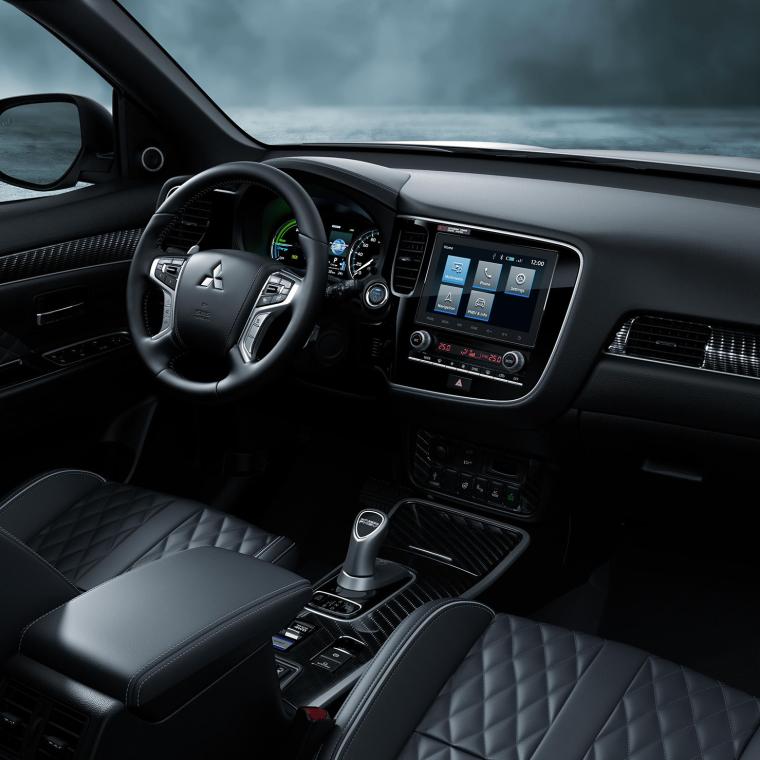 Afbeelding van het interieur van de Outlander PHEV gezien vanaf de bijrijder