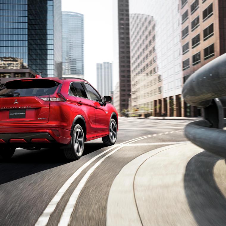 Aanzicht van de Eclipse Cross PHEV schuin van achteren