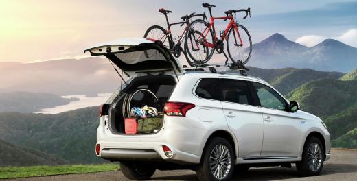 Afbeelding van de Outlander PHEV met fietsen op het dak