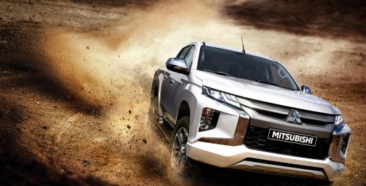 Afbeelding van een L2oo die door het zand rijdt