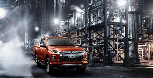 Afbeelding van de L200 Club Cab bij een olieraffinaderij