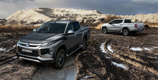 Afbeelding van twee L200's op een bouwterrein