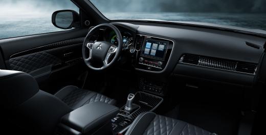 Afbeelding van het interieur van de Outlander PHEV gezien vanaf de bijrijder