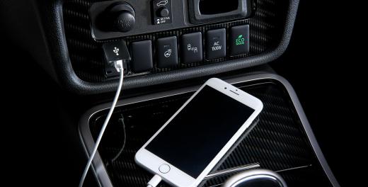 Afbeelding van de USB aansluiting in de middenconsole van de Outlander PHEV