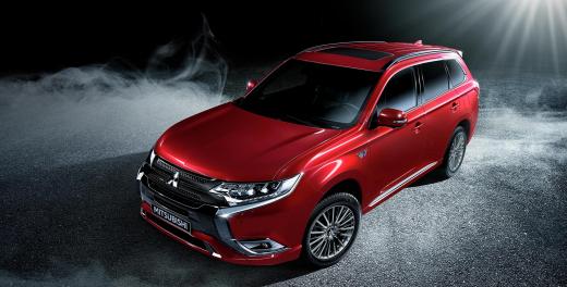 Aaanzicht schuin van boven van de Outlander PHEV