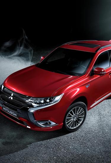 Aaanzicht schuin van boven van de Outlander PHEV