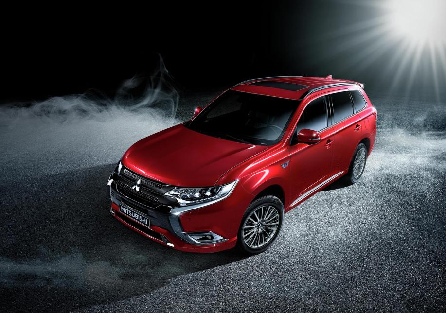 Aaanzicht schuin van boven van de Outlander PHEV