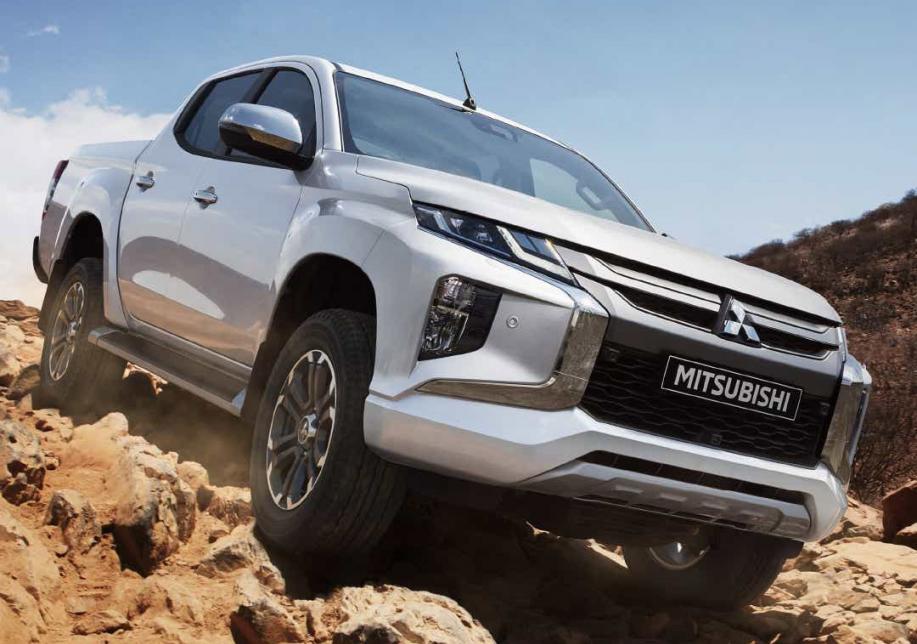 L200 rijdend over rotsachtig terrein